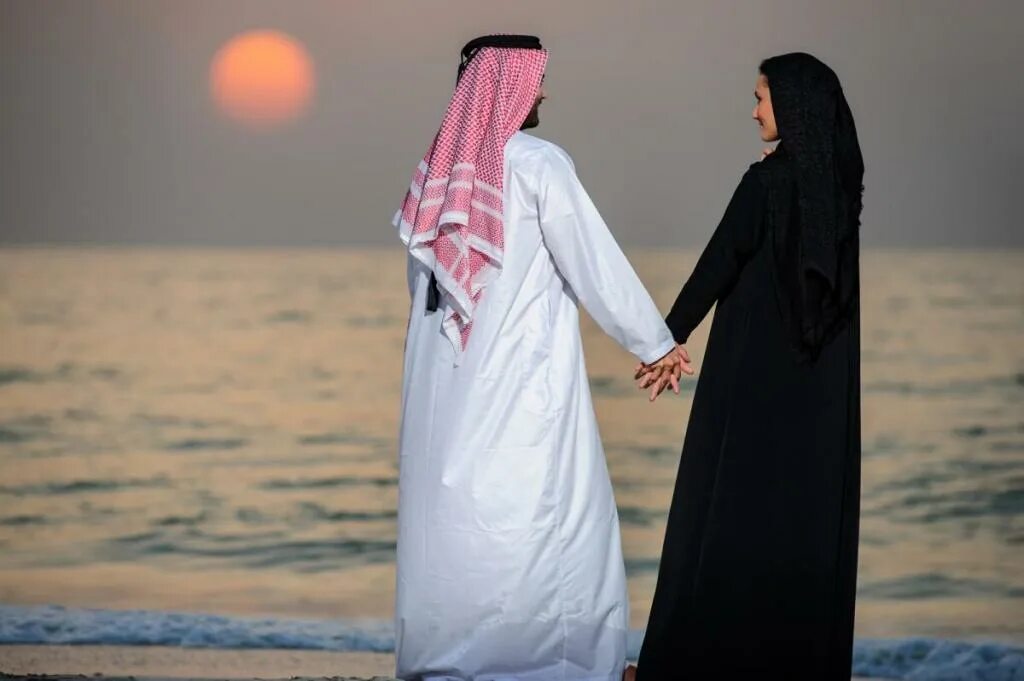 Замужество в исламе. Никаб Саудовской Аравии. Арабы Саудовской Аравии. Свадьба в ОАЭ. Мужчина и женщина в хиджабе.