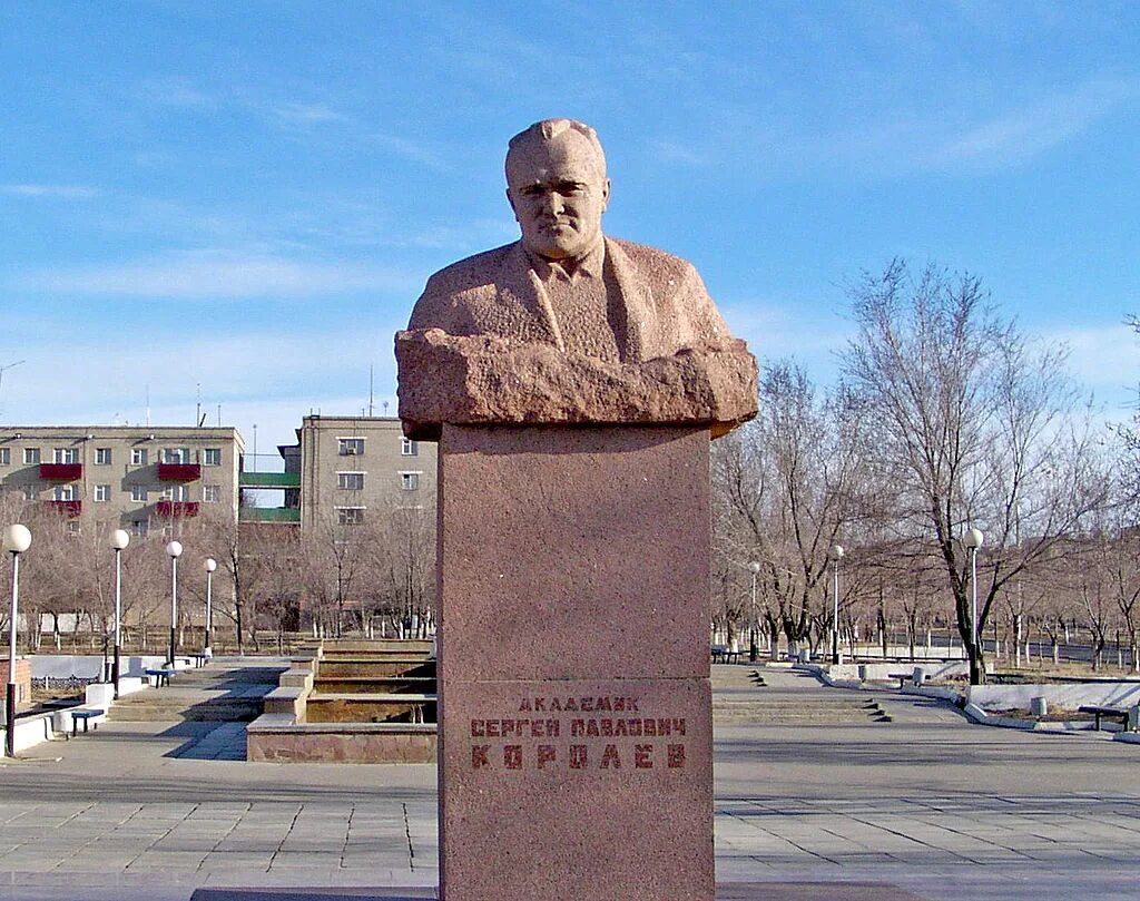 Памятники королеву Сергею Павловичу. Памятник Сергею Павловичу Королёву в Королёве. Памятник королеву в городе Королев.