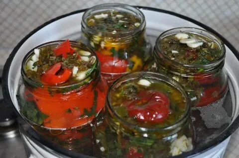 Маринованный острый перец с петрушкой