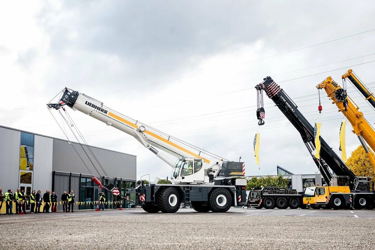 26 700 тонн. Колесный кран либхер. liebherr 750 тонн колесный кран. самый большой колесный кран либхер. кран liebherr 1200.