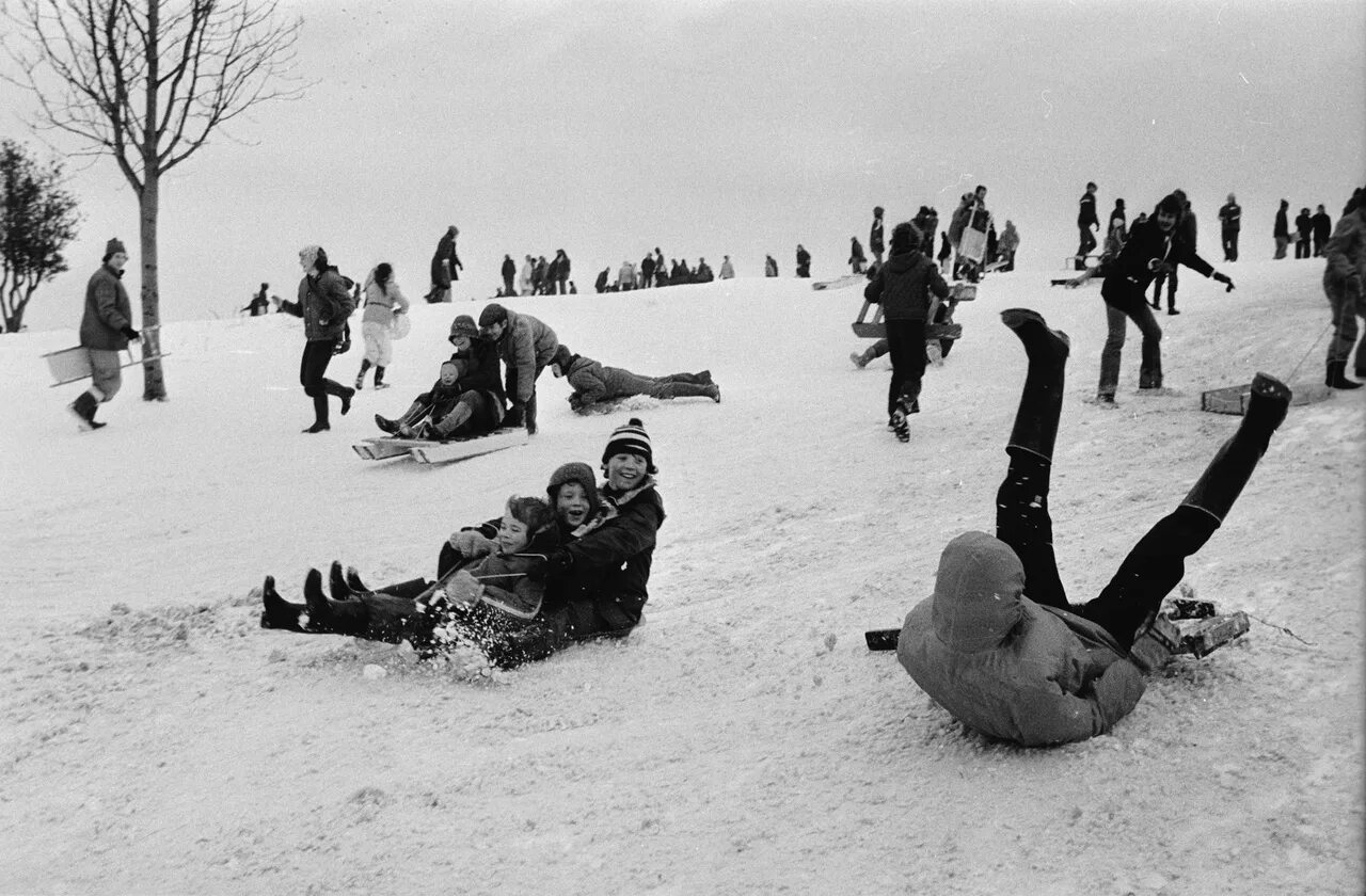 Снежок ссср. Советское детство зима. Советское детство . Катание с горки. Советское детство зимой. Катание на Горке в СССР.