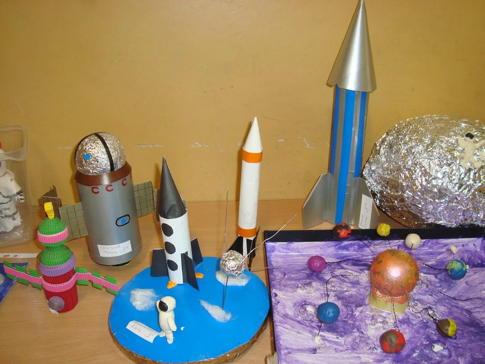 Конкурс поделок день космонавтики в детском саду. Поделка ко Дню космонавтики. Поделки на тему космос. Доделка ко Дню космонавтики.