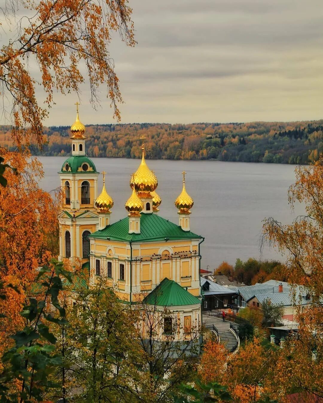 Добрый ивановская область. Город Плес Ивановской области. Плёс Ивановская область Золотая осень. Золотая осень . Город Плес . Ивановская область .. Плесс Волга Ивановская область.