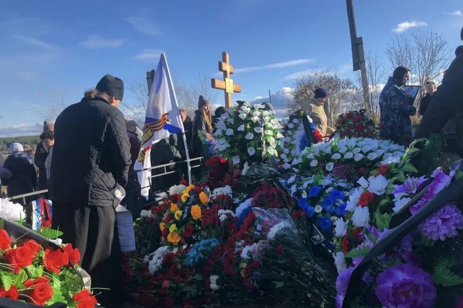 В Волгограде похоронили погибшего на Украине. Похороны погибшего на сво. Родственники погибших мобилизованных