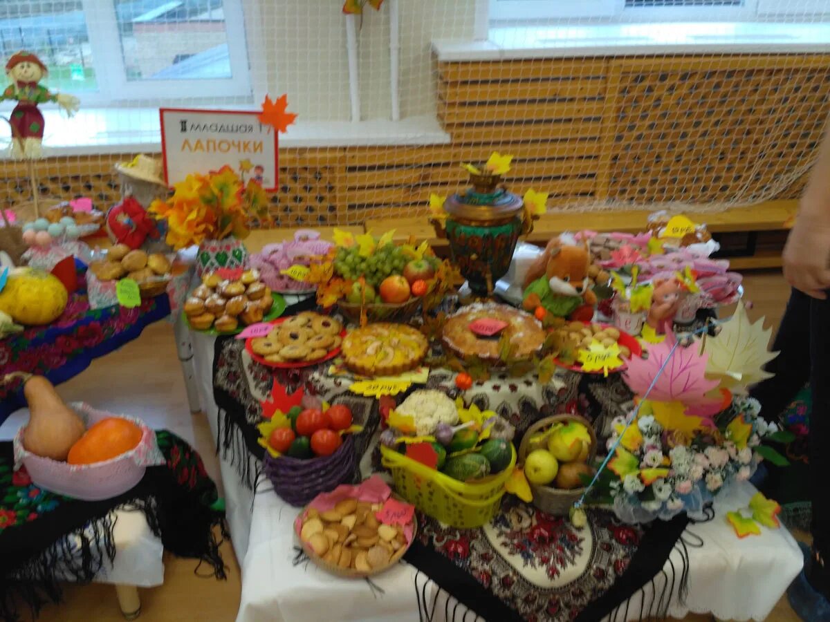Стол на школьную ярмарку. Школьная ярмарка. Выпечка на осеннюю ярмарку в школу. Осенняя ярмарка. Осенняя ярмарка в детском саду.