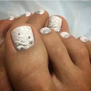 Красивый белый педикюр