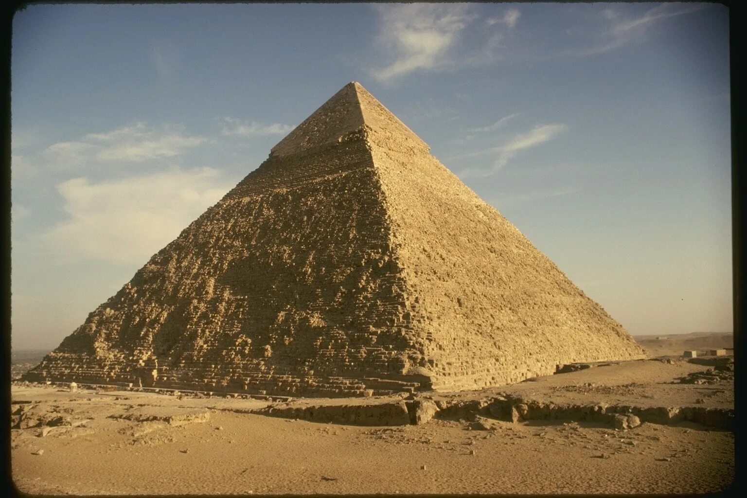 Древности пирамид. Пирамида Хеопса. Пирамида Хеопса (Хуфу). Пирамида Хуфу Египет. Пирамида Хефрена.