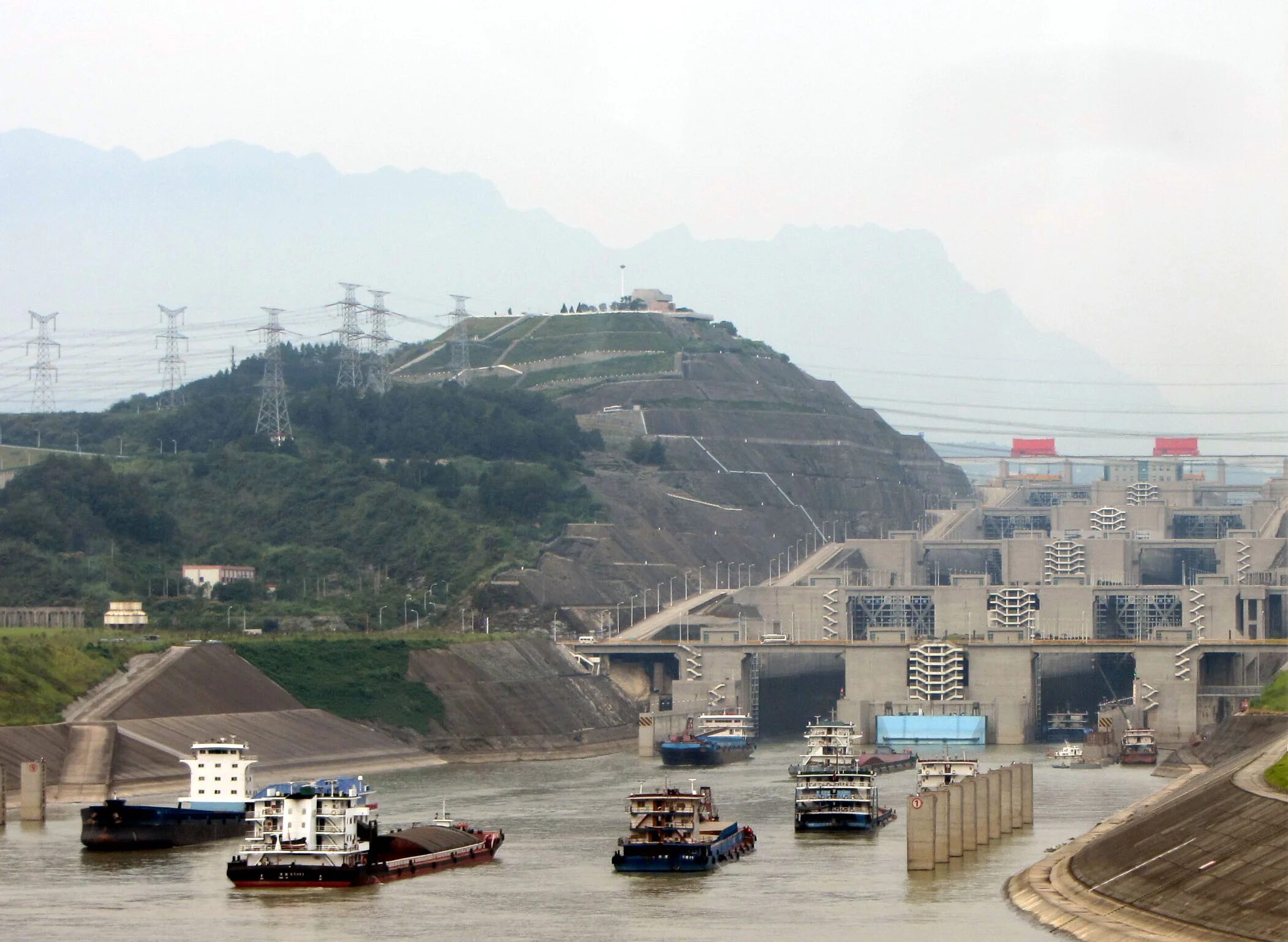 Плотина в китае. Три ущелья ГЭС Янцзы. Плотина на Янцзы. Санься ГЭС Китай. Китайская плотина три ущелья.