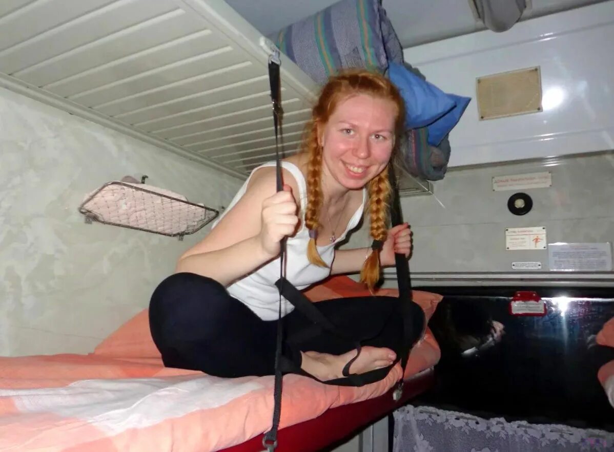 Девушка в поезде. Плацкартный вагон. Красивые попутчицы в поезде. Мужик спит в электричке. Поезда пьяные бабы.