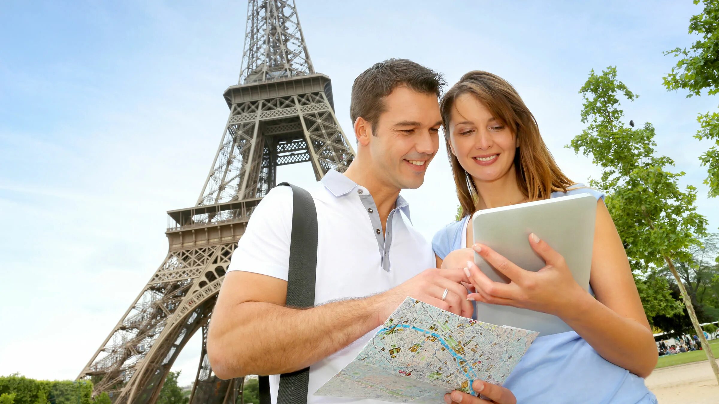 Путешествия открывают новые. Туристы во Франции. Люди в путешествии. Туризм за рубежом. Туристы в Европе.