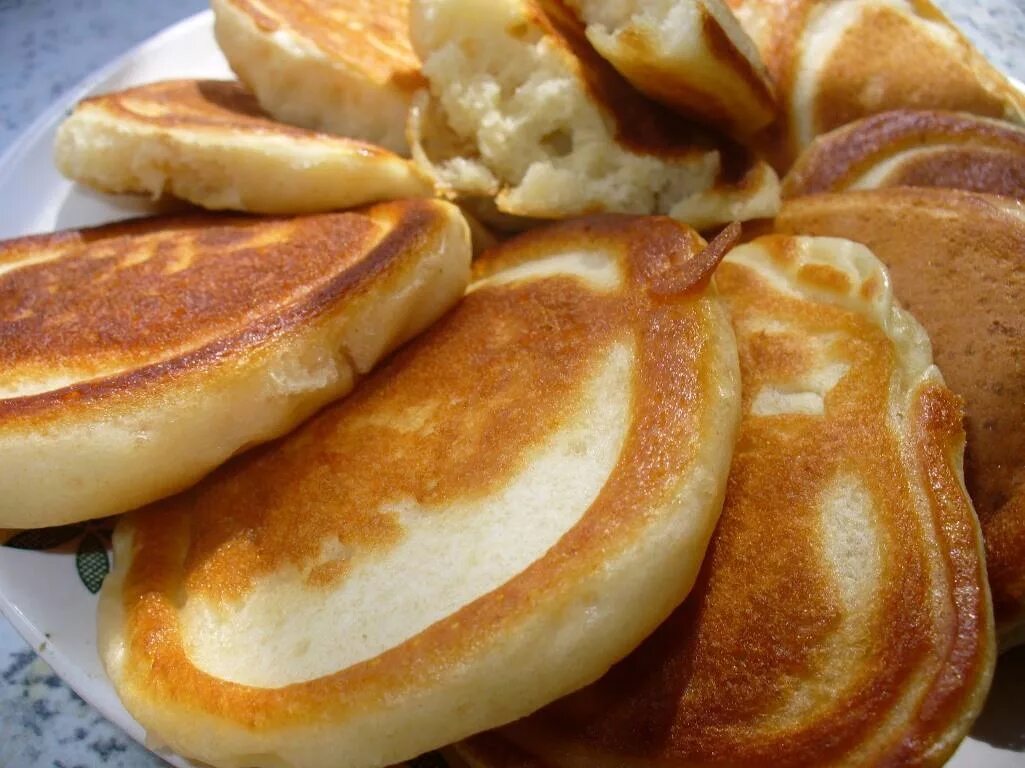 Оладьи на кефире и молоке пышные. Вкусные пышные оладьи. оладьи на кефире пышные. оладьи с творогом. пышные оладьи с творогом.