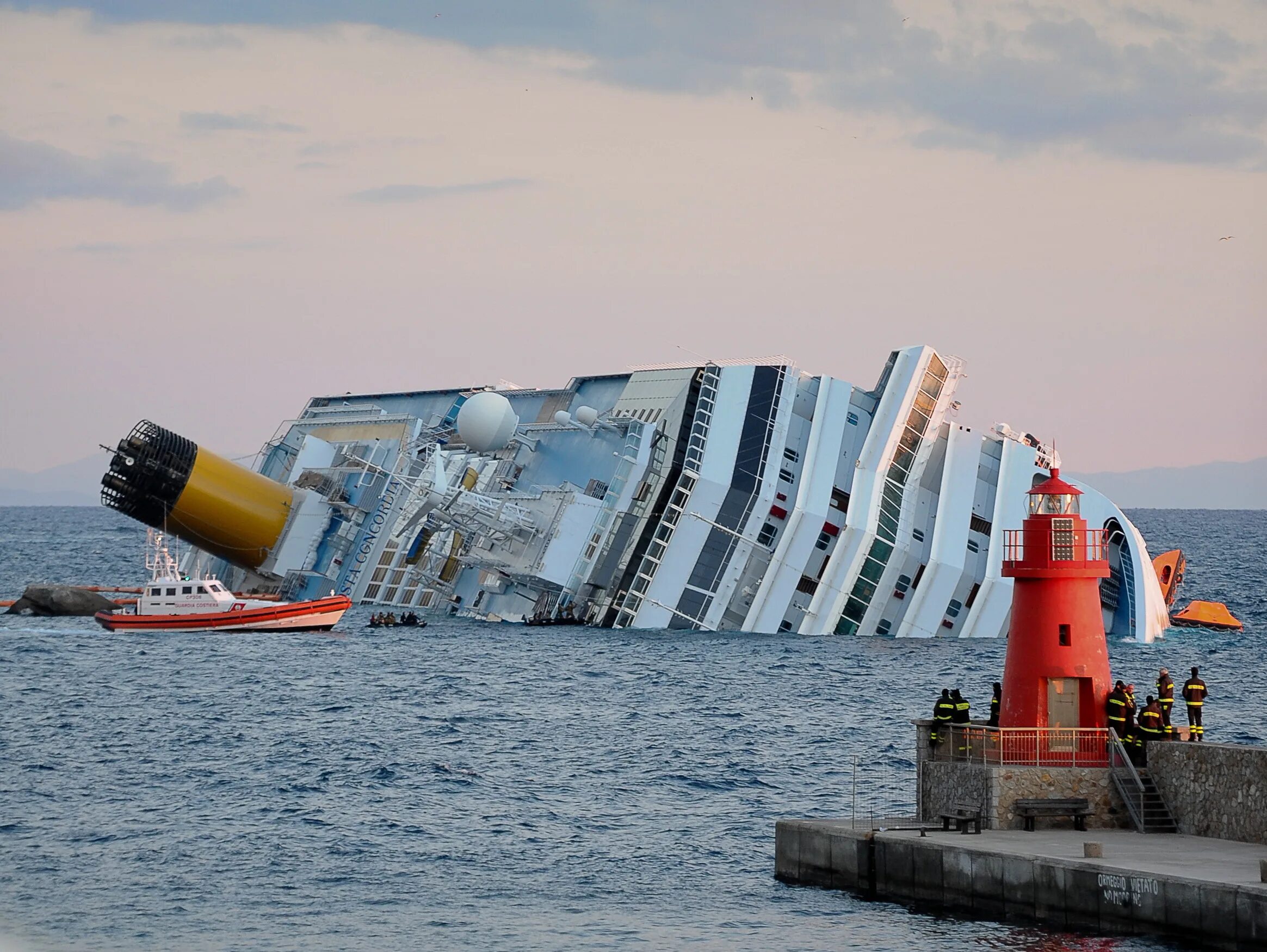 Costa concordia крушение. Коста Конкордия. Коста Конкордия 2012 крушение. Коста Конкордия крушение. Лайнер Коста Конкордия крушение.