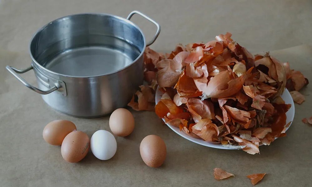 Отвар из луковой шелухи для покраски яиц. Окрашивание яиц луковой шелухой. пасхальные яйца в луковой шелухе. крашение яиц луковой шелухой. яйца луковая шелуха.