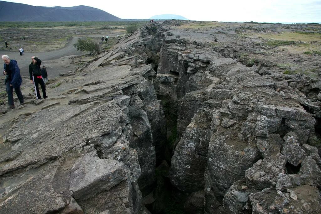 Разлом тектонических плит в Исландии. Разлом земной коры Исландия. Тополевский разлом. Разломы земной коры. Разрыв гора
