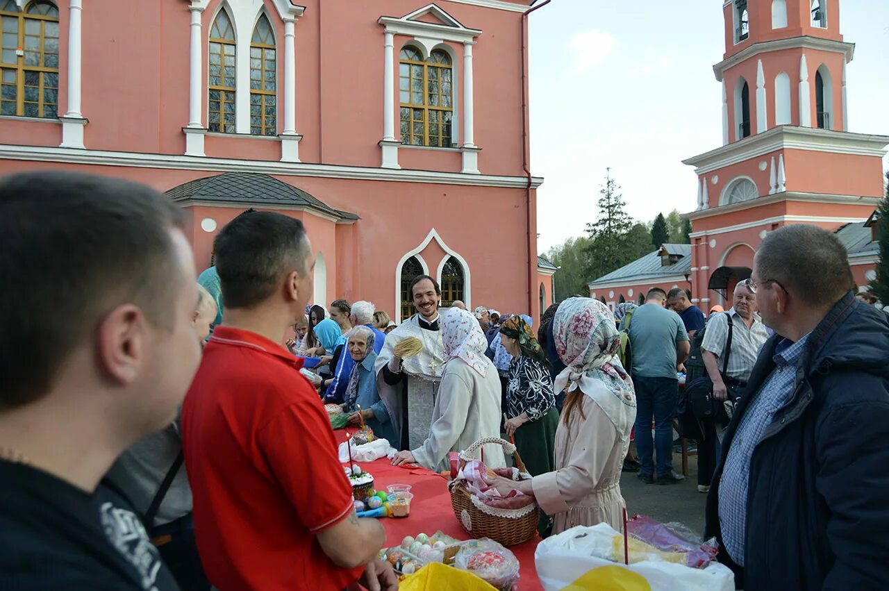 Храм Георгия Победоносца Сургут Пасха. Храм Сергия Радонежского Астрахань Пасха. Мурыгино храм Пасха. Освящение куличей.