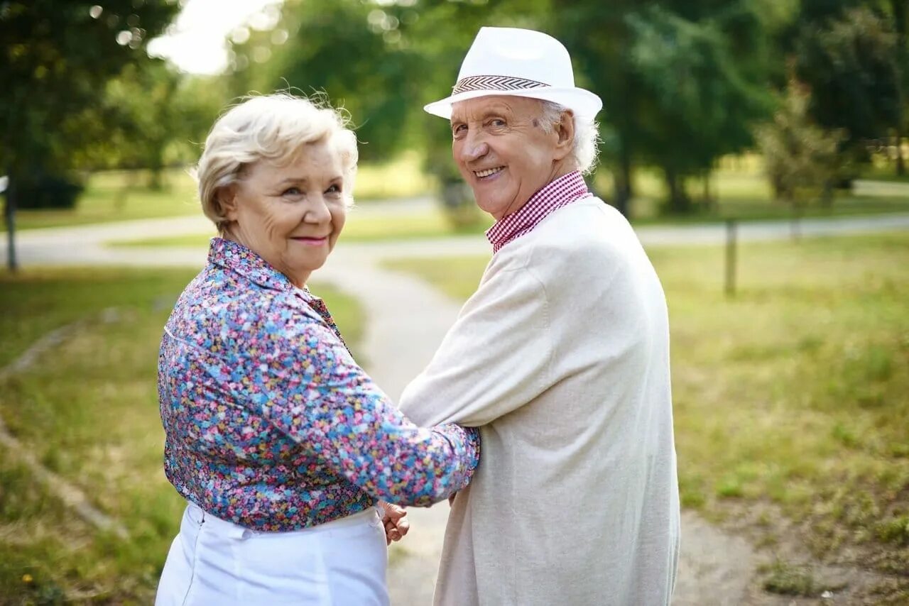 Залог долголетия. Счастливые пенсионеры. Радостные пенсионеры. Счастливые бабушка и дедушка. Пенсионеры долгожители.