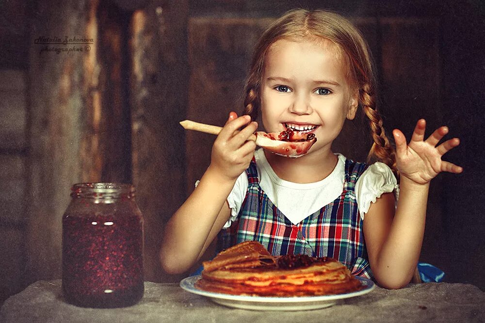 Русские сладкоежки. Девочка ест. Девочка с едой. Девочка ест варенье. Маленькая девочка кушает.