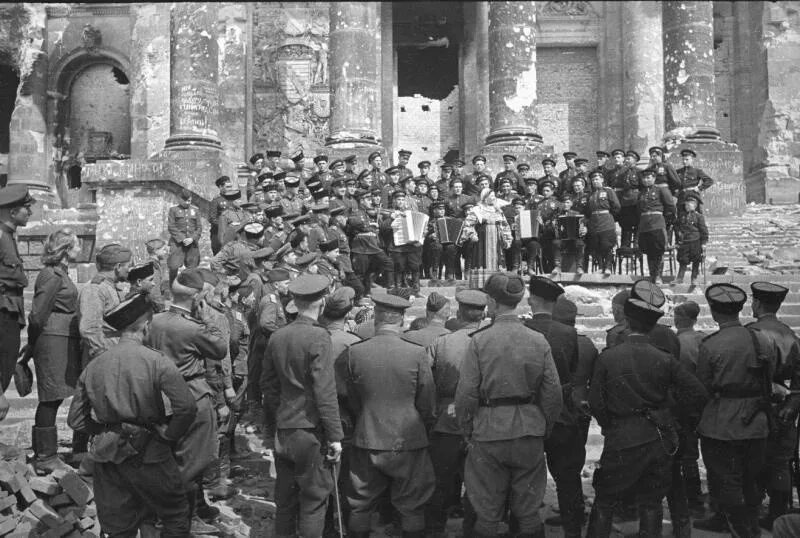 Фотография берлин 5 мая. Солдаты у Рейхстага 1945.