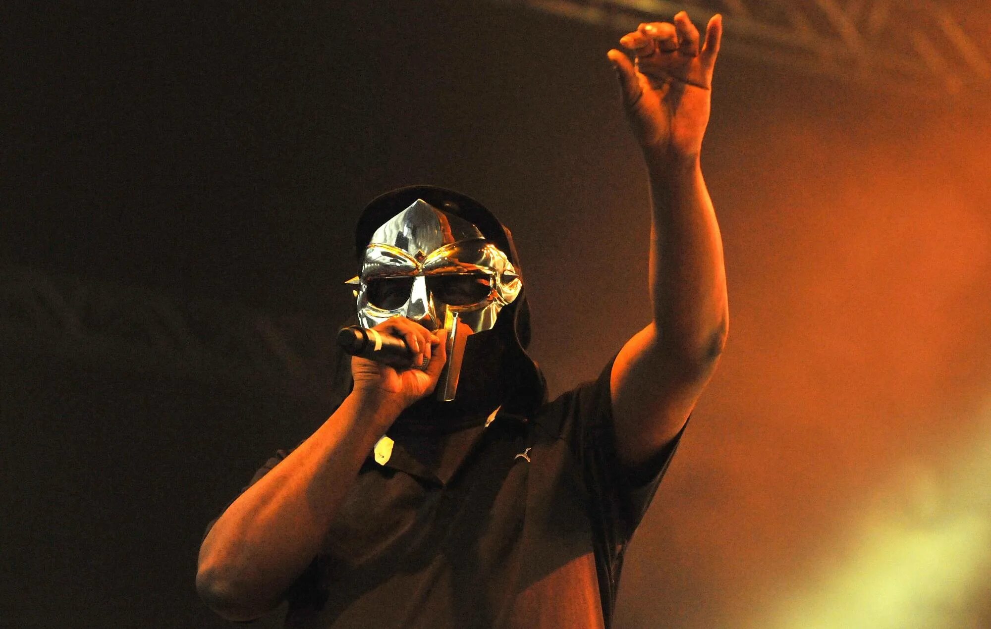 Былое без дум слушать. MF Doom. Рэпер MF Doom. Маска MF Doom рэппер.