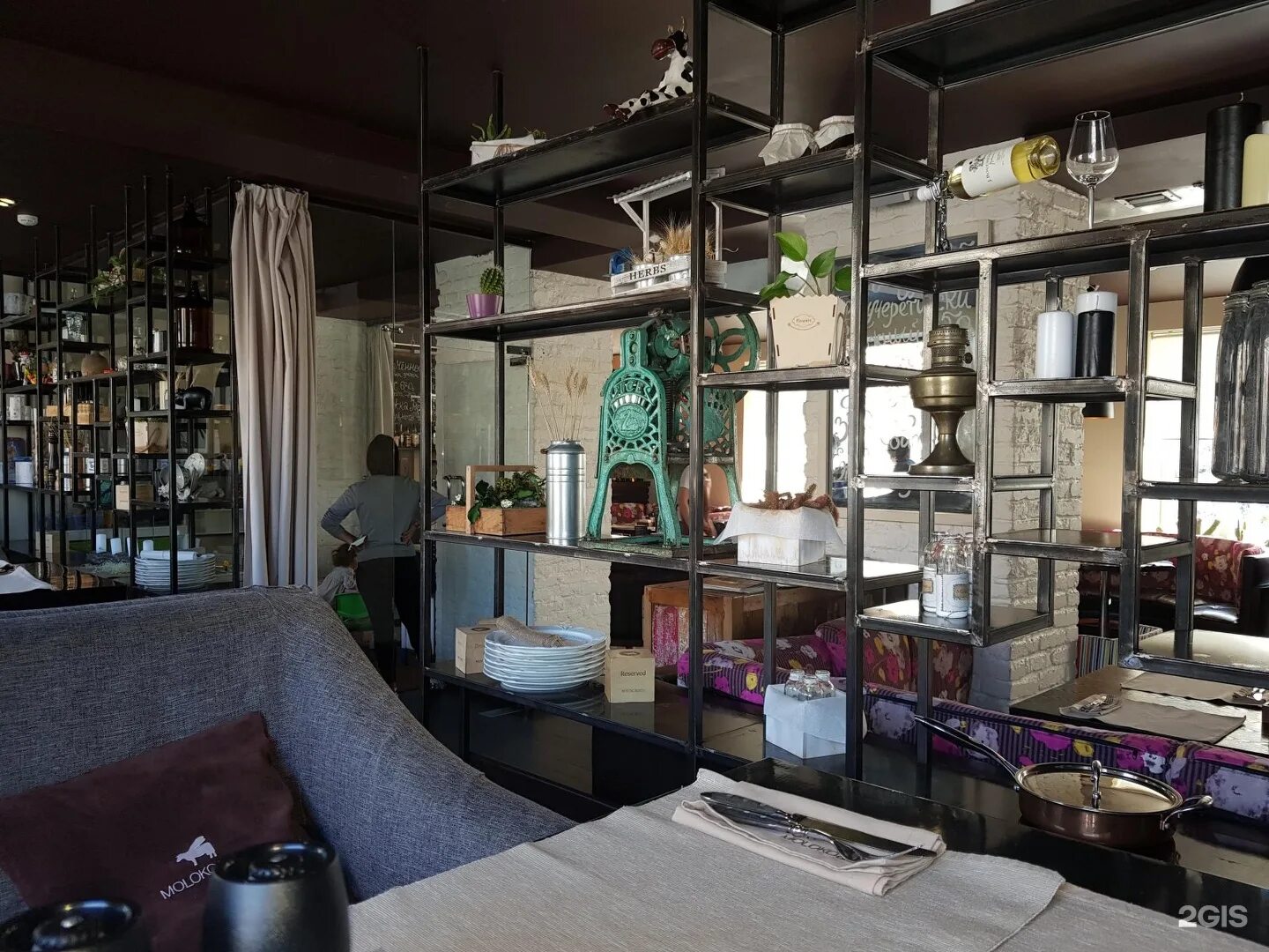 Кофейня владивосток. Moloko&amp;mёd, владивосток. кафе «moloko&amp;med». молоко и мед кафе во владивостоке. кафе ретро владивосток.