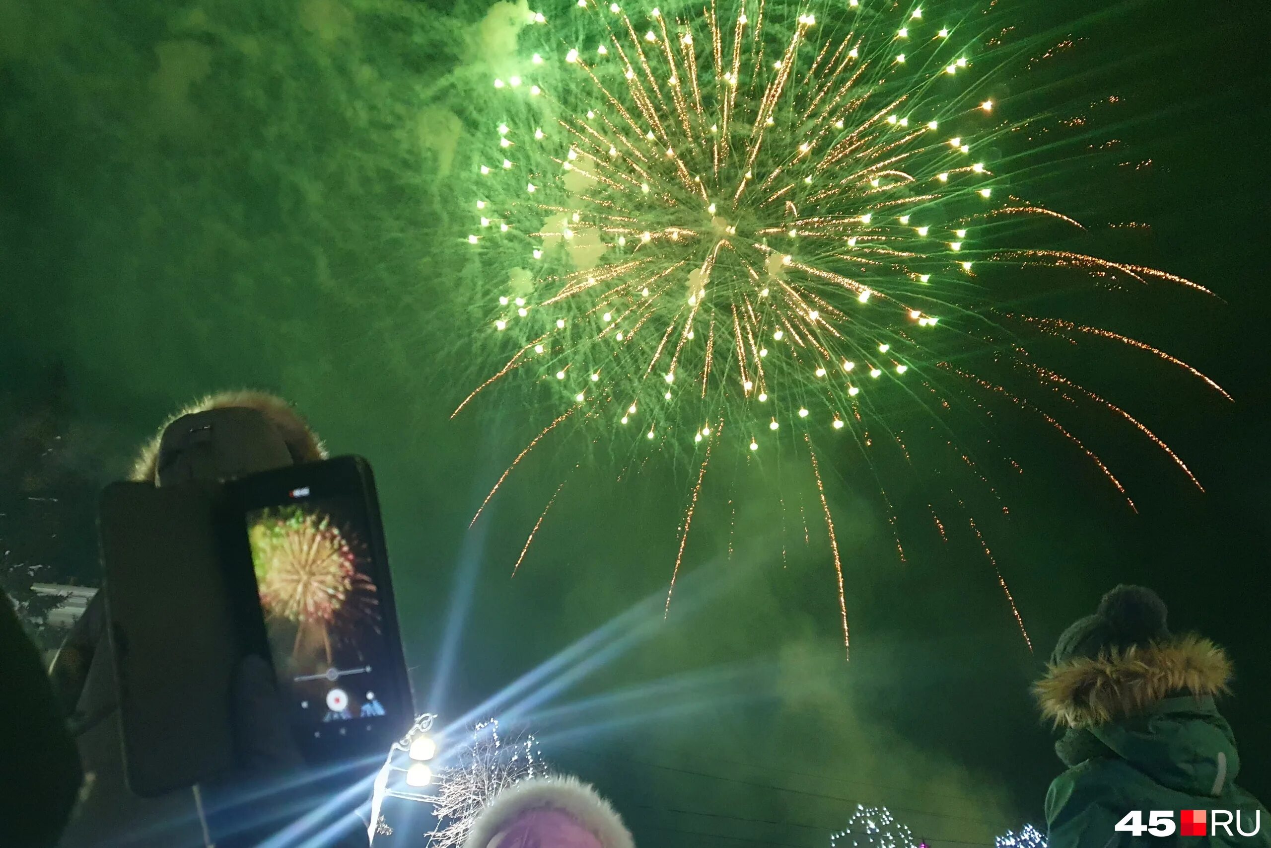 салют на новый год 2022 спб. салют в парке. новогодний салют 2023. почему отменили фейерверки на новый год. новогодний салют в петербурге.