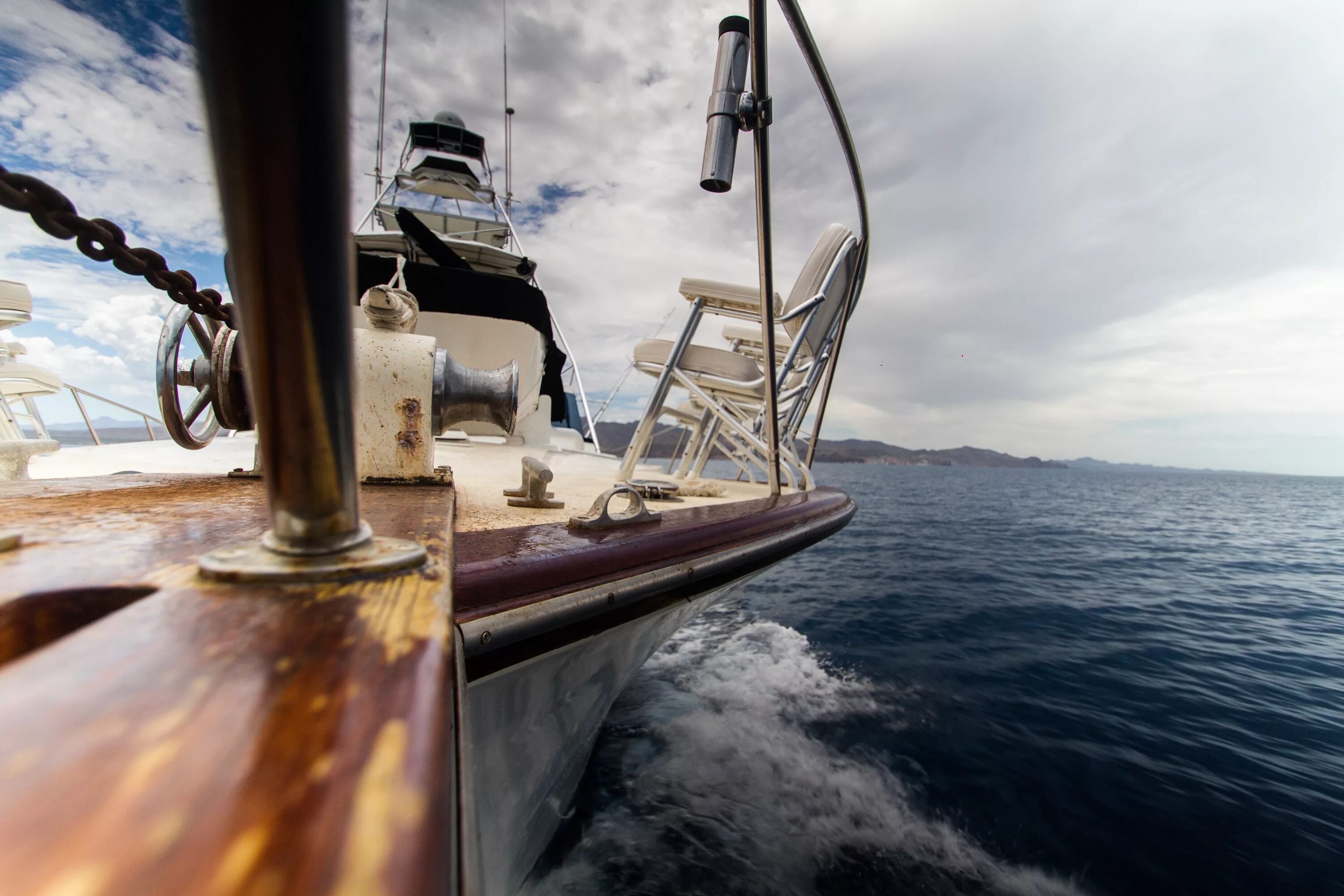 Парусная яхта в шторм. Мелкие брызги оседают на палубе корабля. Volvo ocean race 2017. Вид с палубы корабля. Нос корабля.