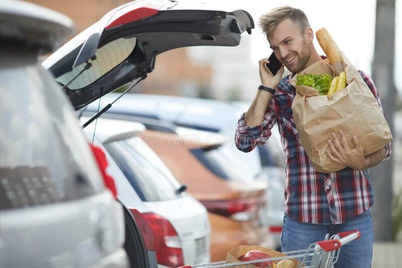 Принесла продукты. Продукты для мужчин. приносит продукты мужчина. мужчина несет продукты. мужчина с продуктами в куртке.
