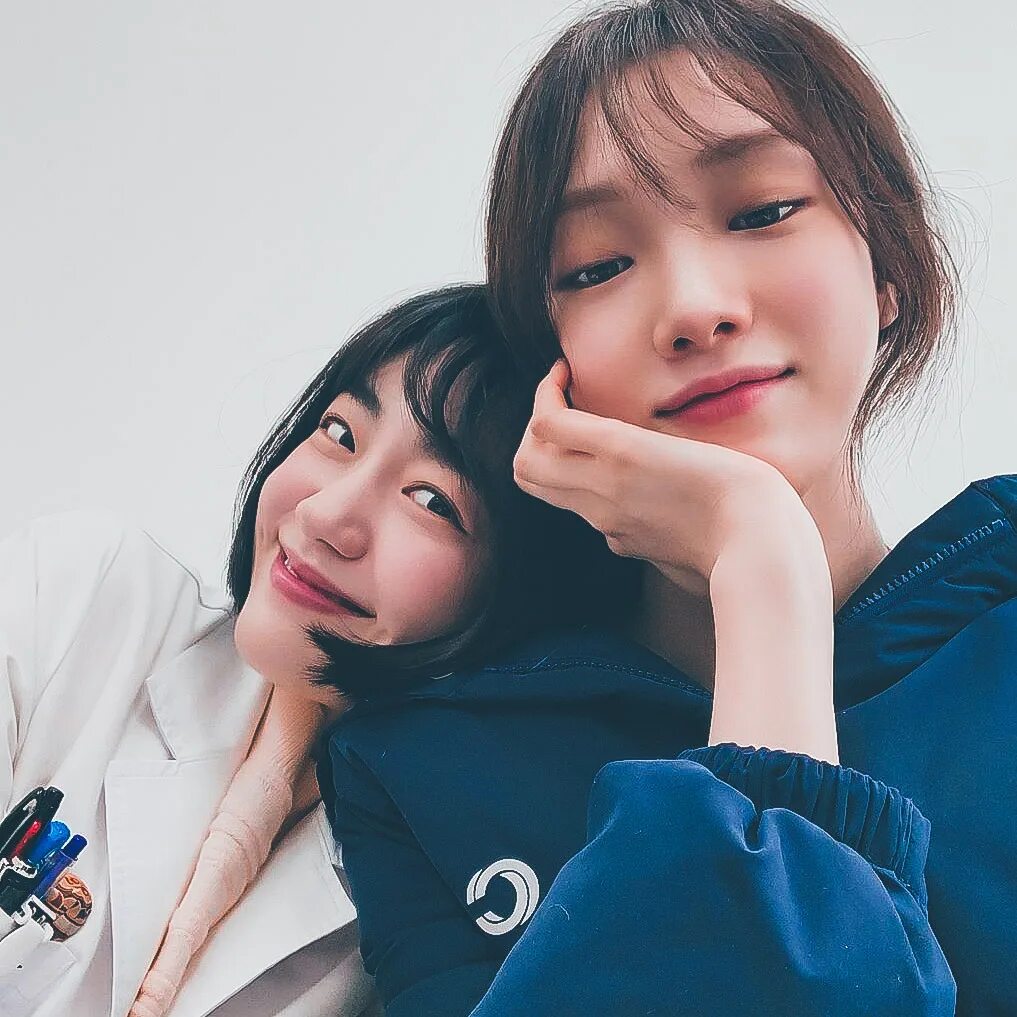 Сестренка ли. Сестра ли дон ука. Ли ю би актриса. Сестренка ли. Chaeyeon izone chaeryeong itzy.