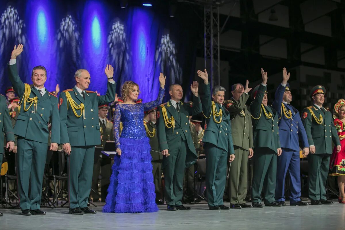 Виктор петрович елисеев дирижёр. Ансамбль российской армии имени александрова. Руководитель песни и пляски. Хор ансамбля александрова. Руководитель песни и пляски.