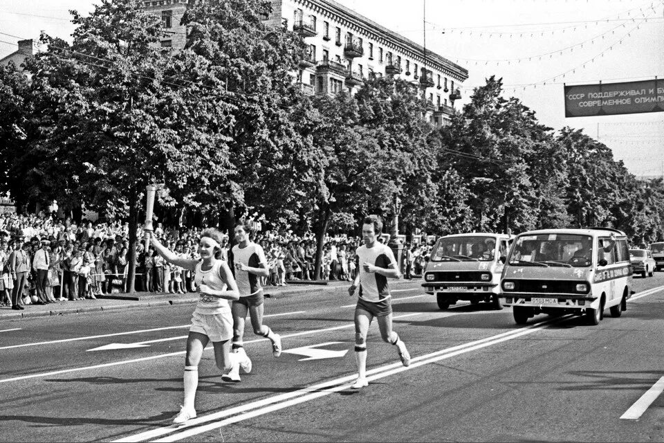 олимпийский огонь 1980 года. олимпийский огонь москва 80год. олимпийский огонь москва 1980. зажег огонь московской олимпиады баскетболист сергей белов. олимпийский огонь 1980 года.