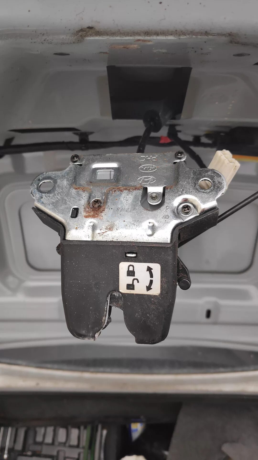 Багажник с брелка и кнопки - Hyundai Solaris, 1,4 л, 2012 года электроника DRIVE