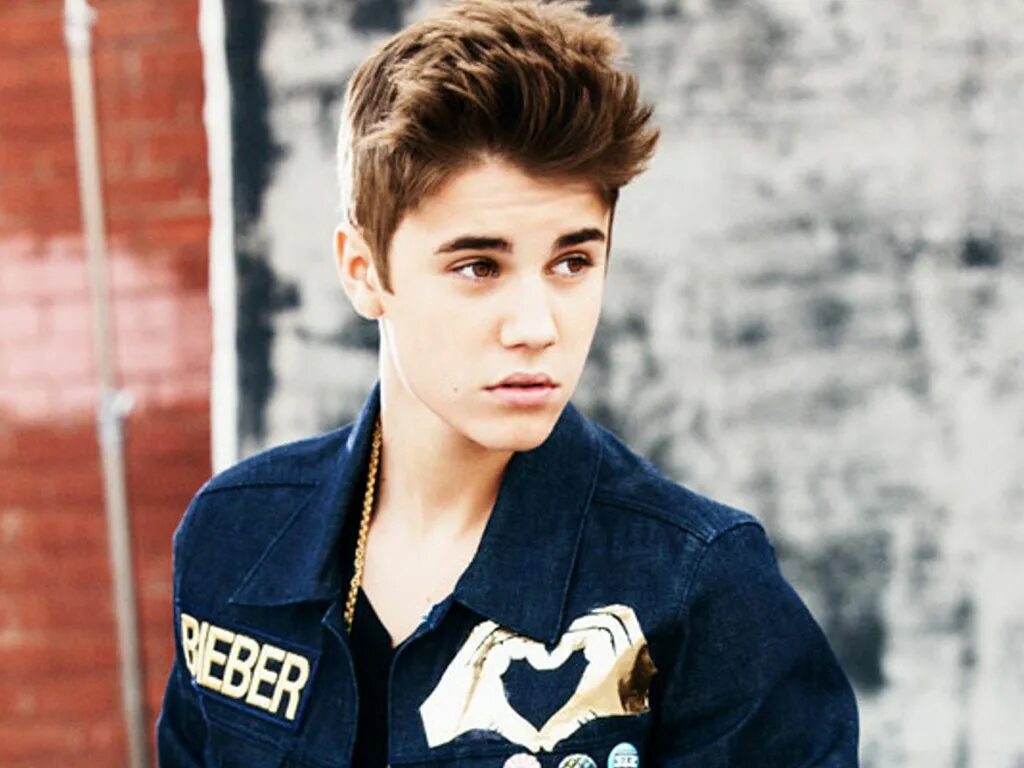 Джастин бибер молодой. Justin bieber слушать. Justin bieber слушать. Джастин бибер. Justin bieber слушать.