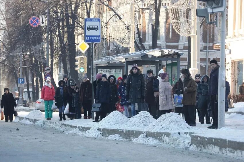 Люди на остановке зимой. Люди на остановке. Мерзнут на остановке. Человек зимой на остоновкп. Очередь остановились