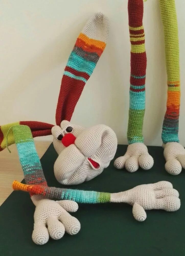 Заяц амигуруми. Зефирный зайчик амигуруми. Зайка сплюшка крючком. Вязаные игрушки. Вязаные игрушки.