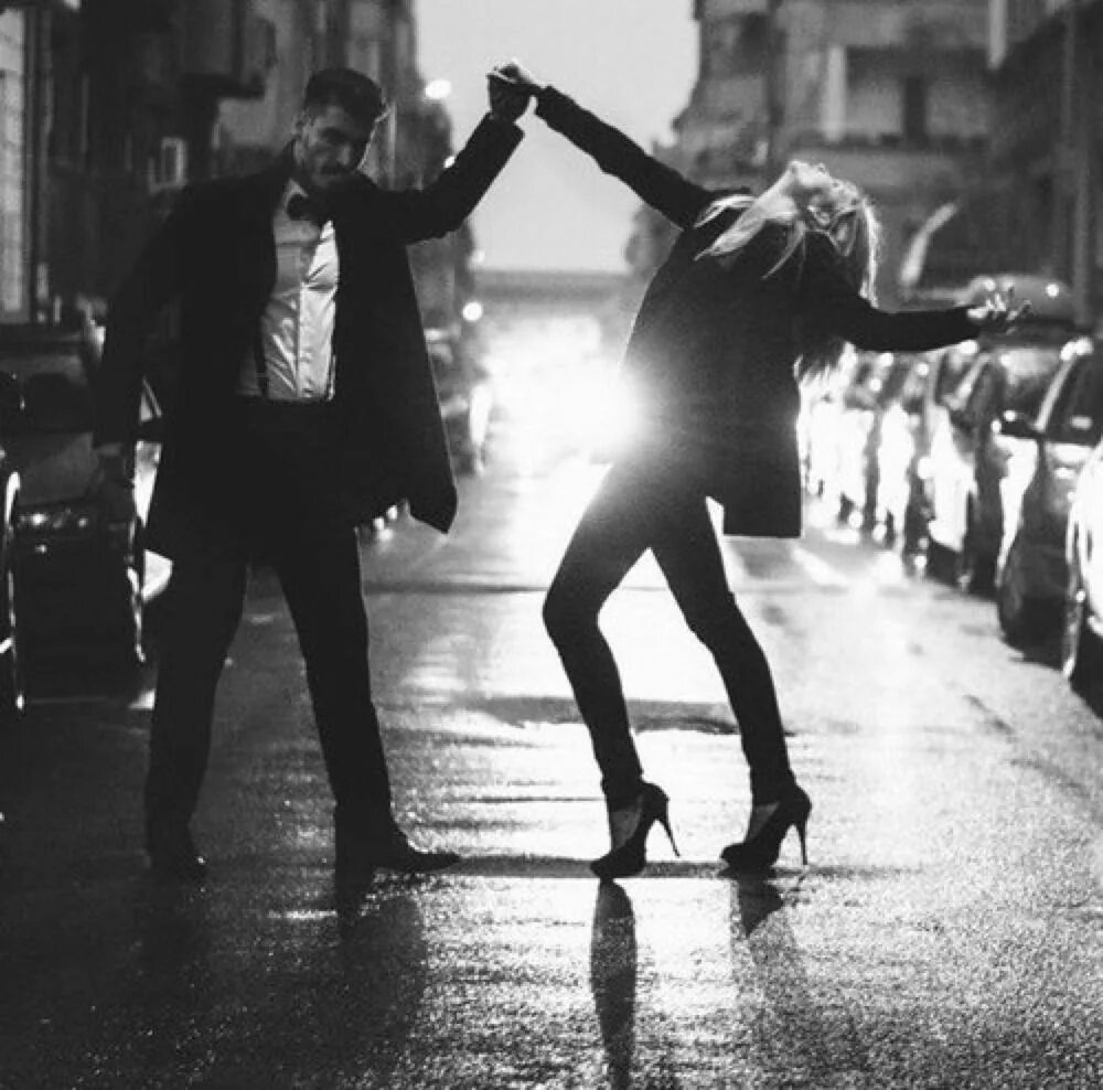 Песня жалко что не вдвоем. Левушка и парень танцуют. Пара танцует на улице. Девушка танцует. Танцующая пара на улице.