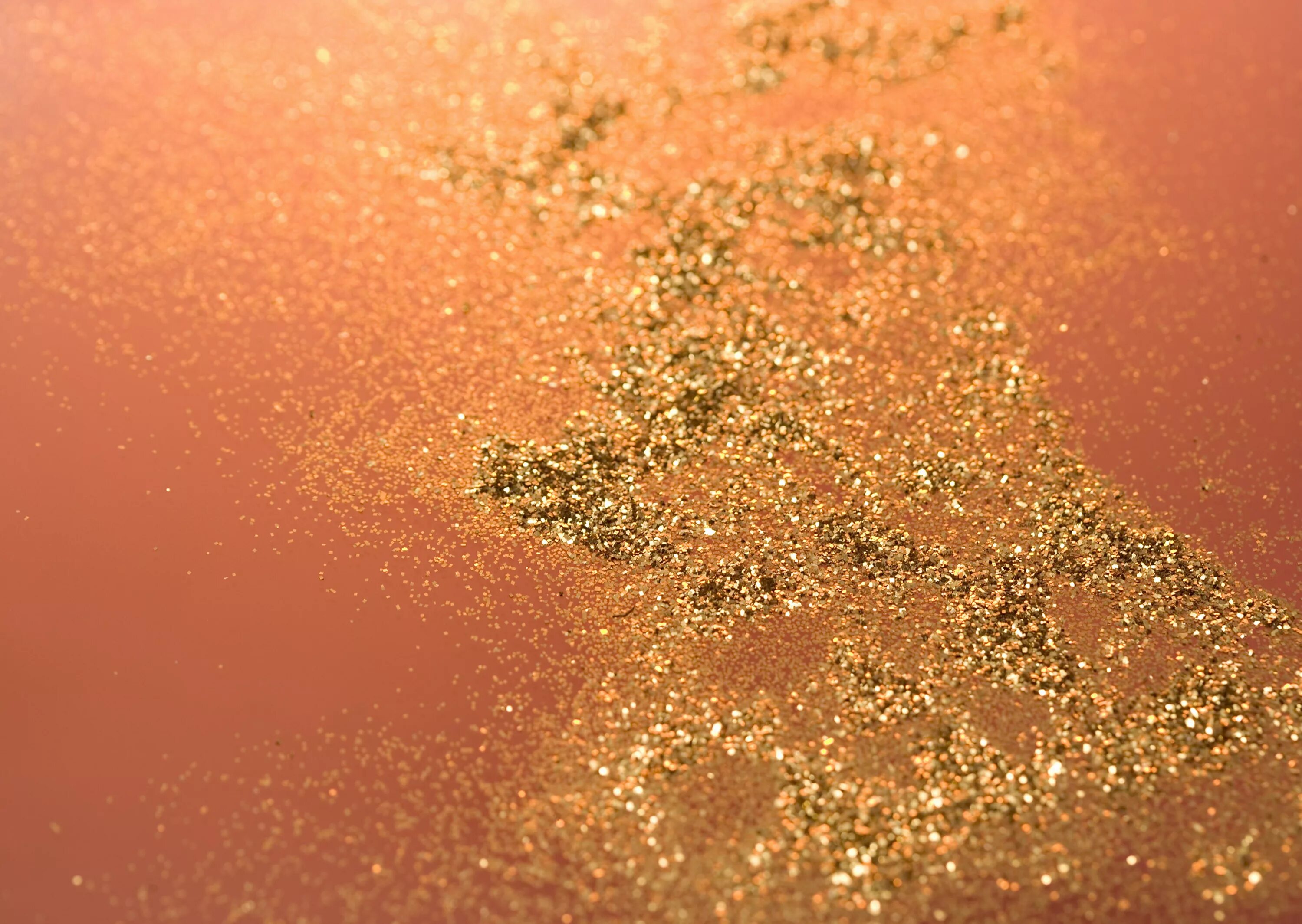 черный песок с золотом. частицы пыли. осыпанным тонкой золотой пылью. девушка с золотыми руками. осыпанным тонкой золотой пылью.