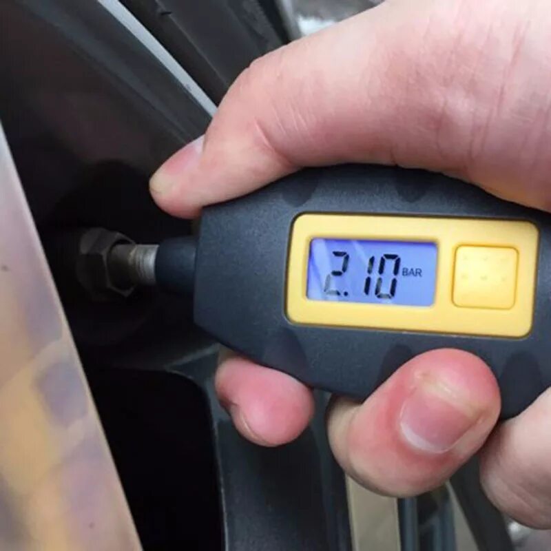 Измерение давления автомобиля. Давление в шинах. Измерения давления воздуха в шинах. Замер давления в шинах. Прибор для проверки давления в шинах автомобиля.