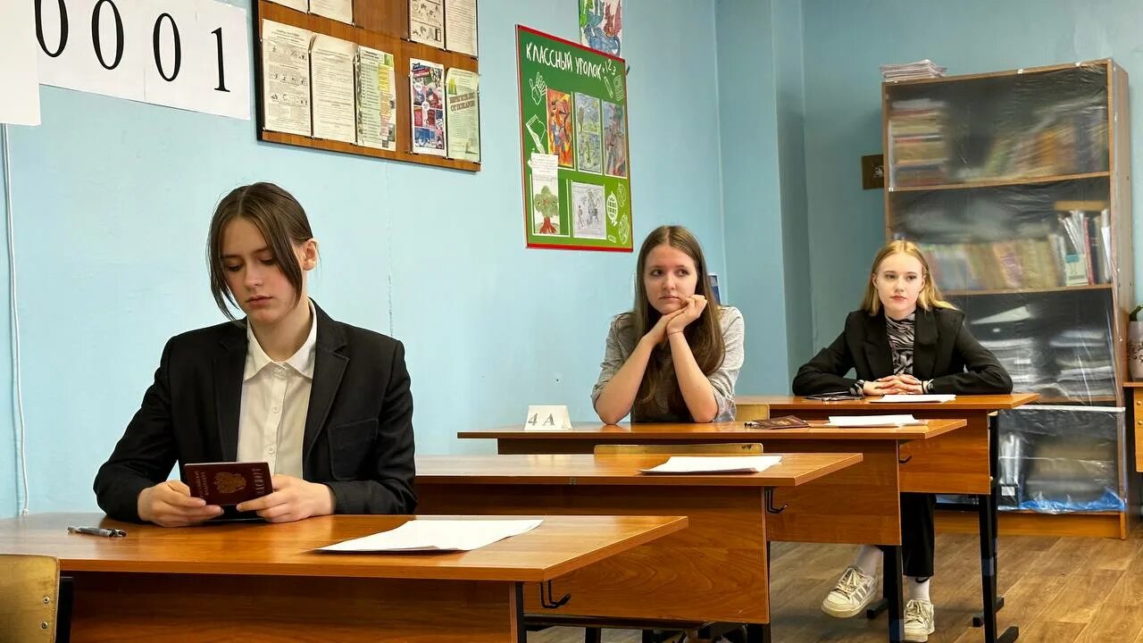 Школьник сдающий обществознание. Единый государственный экзамен. Аудитория егэ. Пробный егэ для родителей. Петропавловск-камчатский егэ.