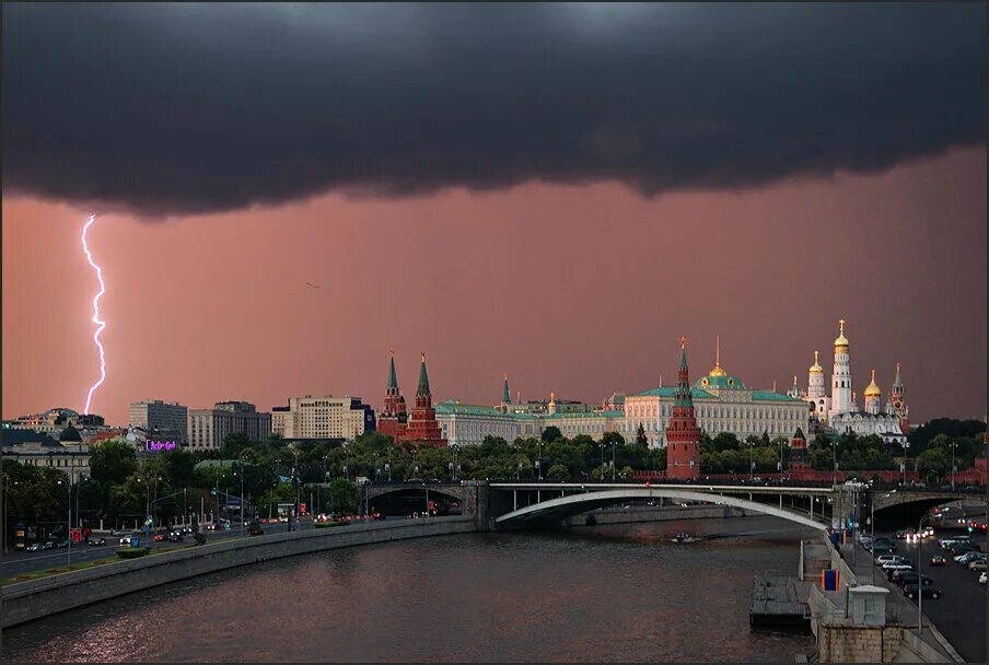 Дождь в Москве. Гроза в Москве. Кремль Москва дождь. Кремль гроза.