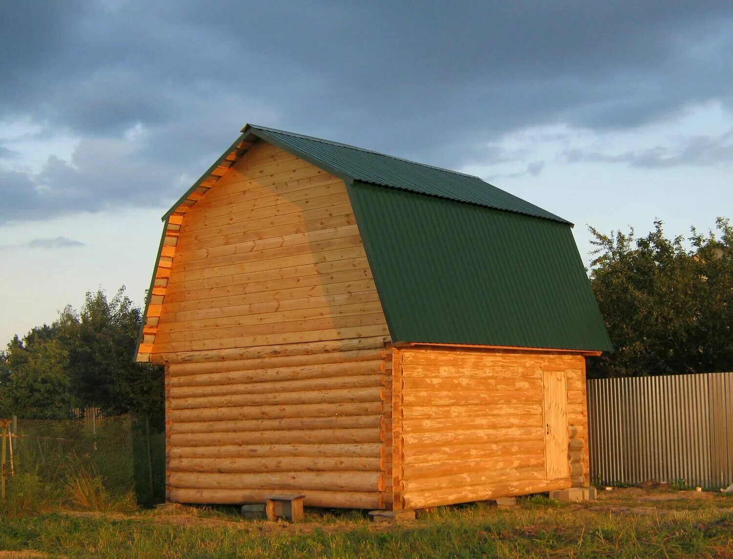баня с ломаной крышей и мансардой. крыша бани 4х6. баня 6/6 с мансардной крышей. баня с ломаной крышей и мансардой и террасой. баня 6×4 с мансардой крыша ломаная.