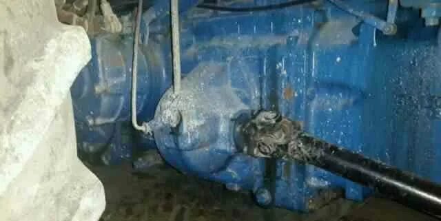 Тавотница пвм мтз-82. Масло в мост мтз. Уровень масла в кпп мтз 80. Масло в коробку мтз 82. Заливная горловина кпп т 150.