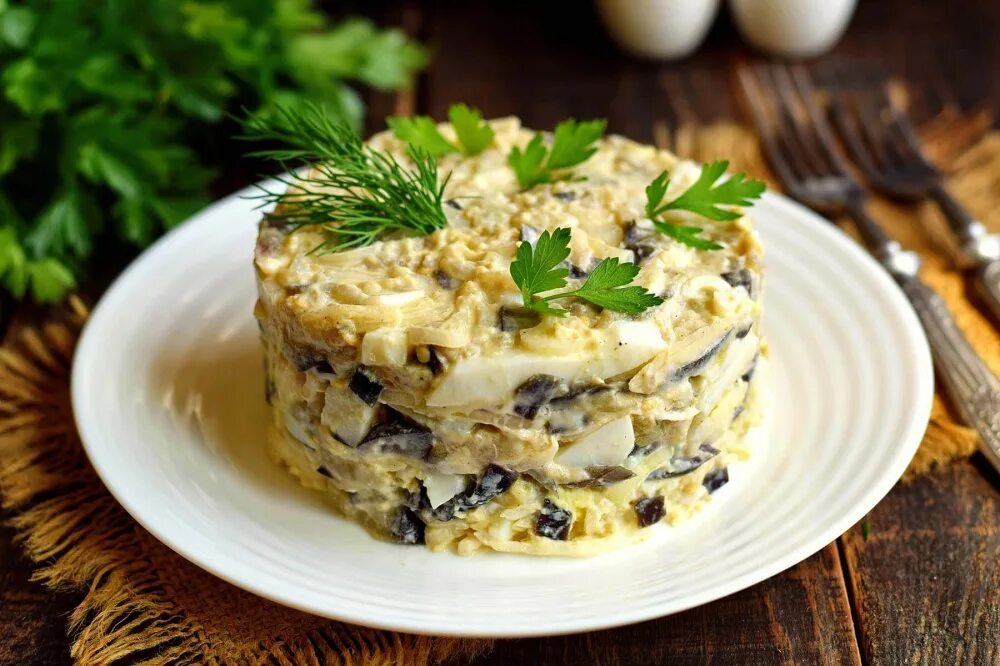 Салат маринованный лук с яйцами. Салат из баклажанов с луком. Салат с горошком баклажан лук маринованный в уксусе и яйцо вареное. Салат из баклажанов с маринованным луком и яйцами и майонезом. Салат из синеньких.