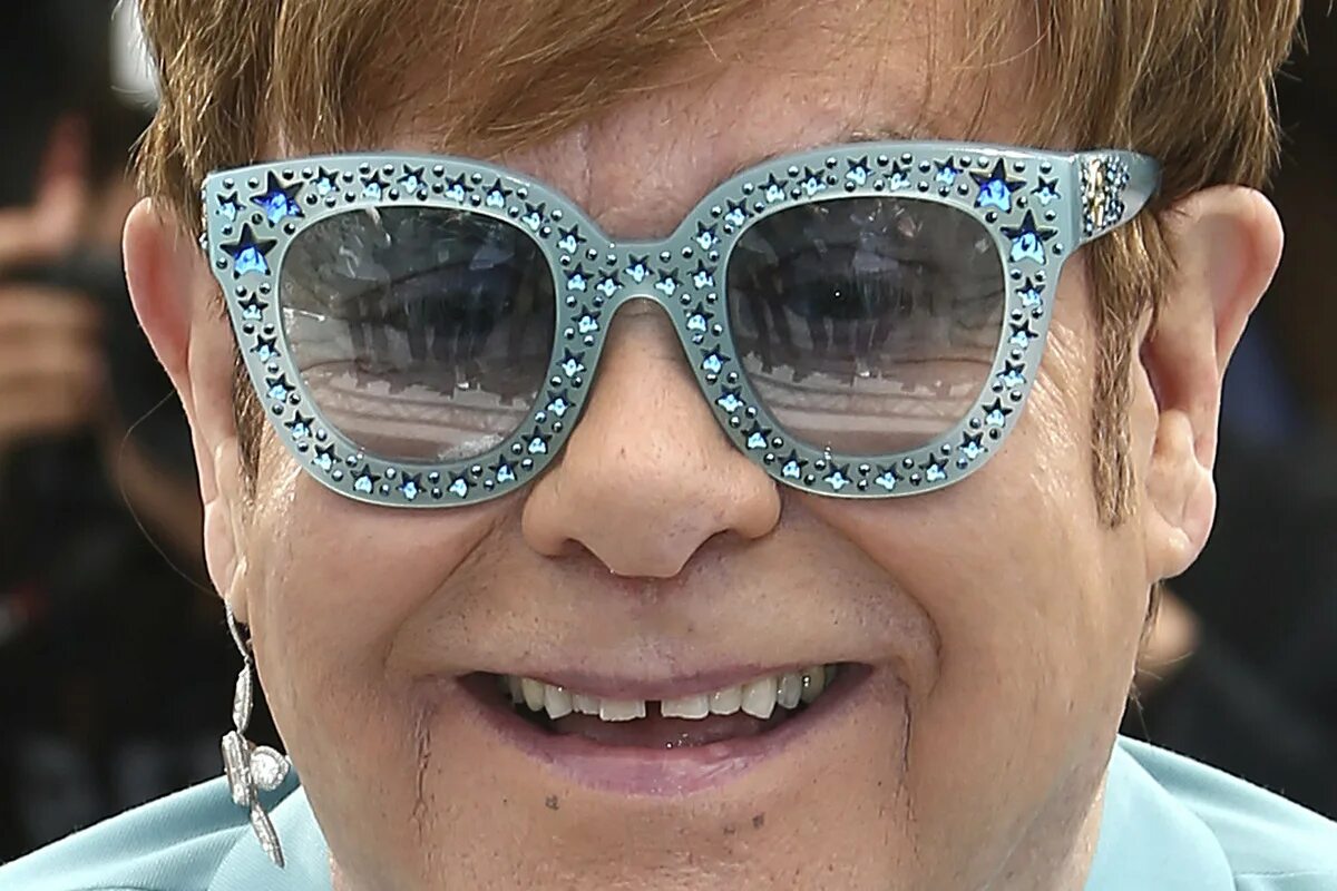 Элтон Джон. Elton John очки. Очки Элтона Джона. Элтон Джон в очках. Громадные очки