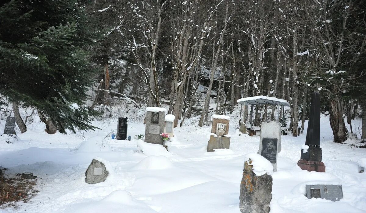 кладбище альпинистов в домбае. кладбище альпинистов в домбае. кладбище погибших альпинистов в домбае. кладбище альпинистов в домбае. мемориальное кладбище альпинистов домбай.