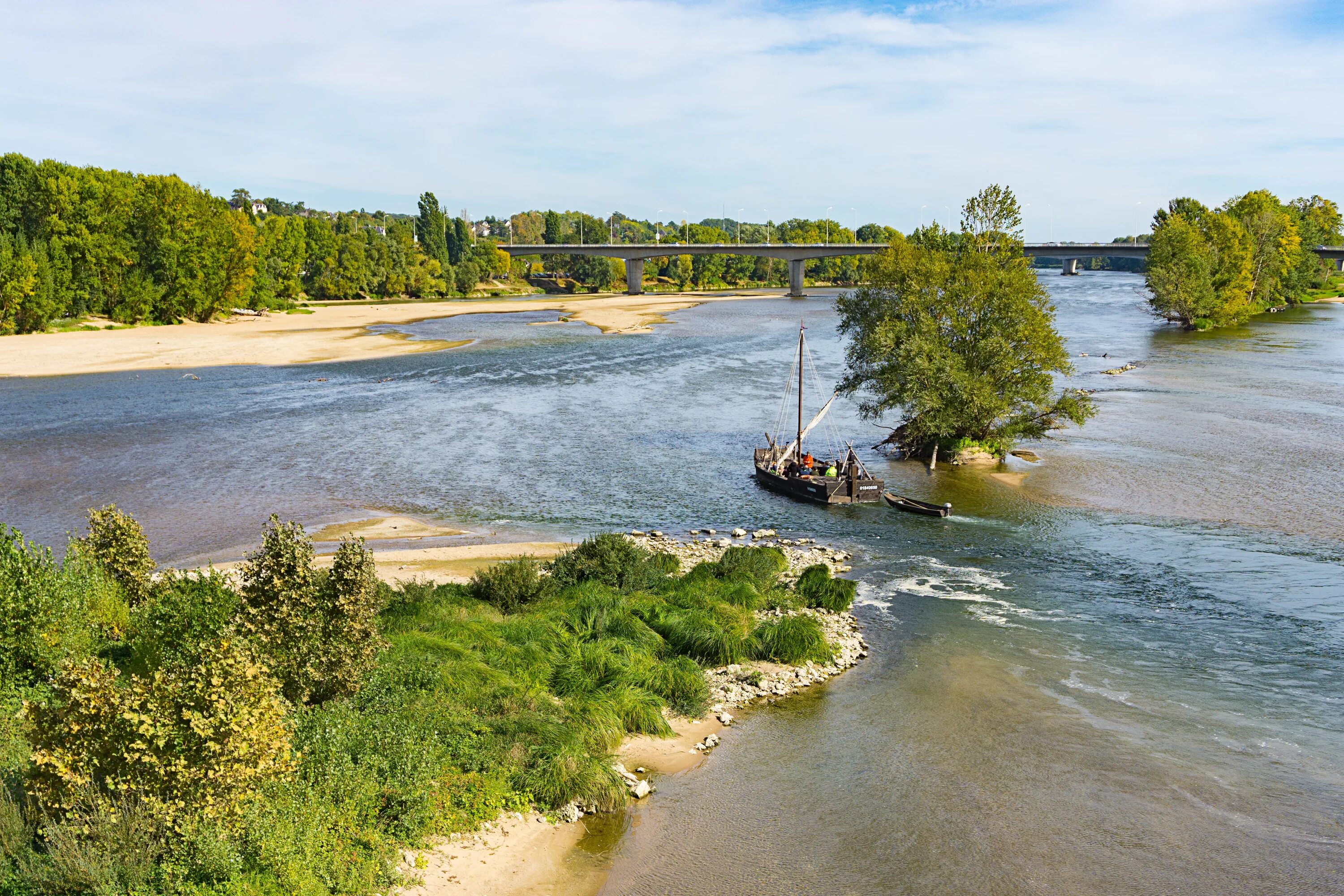 Луара река пляж. Берега реки Loire. Река Луара пересохла. Пляж на речке. Берега залитые водой