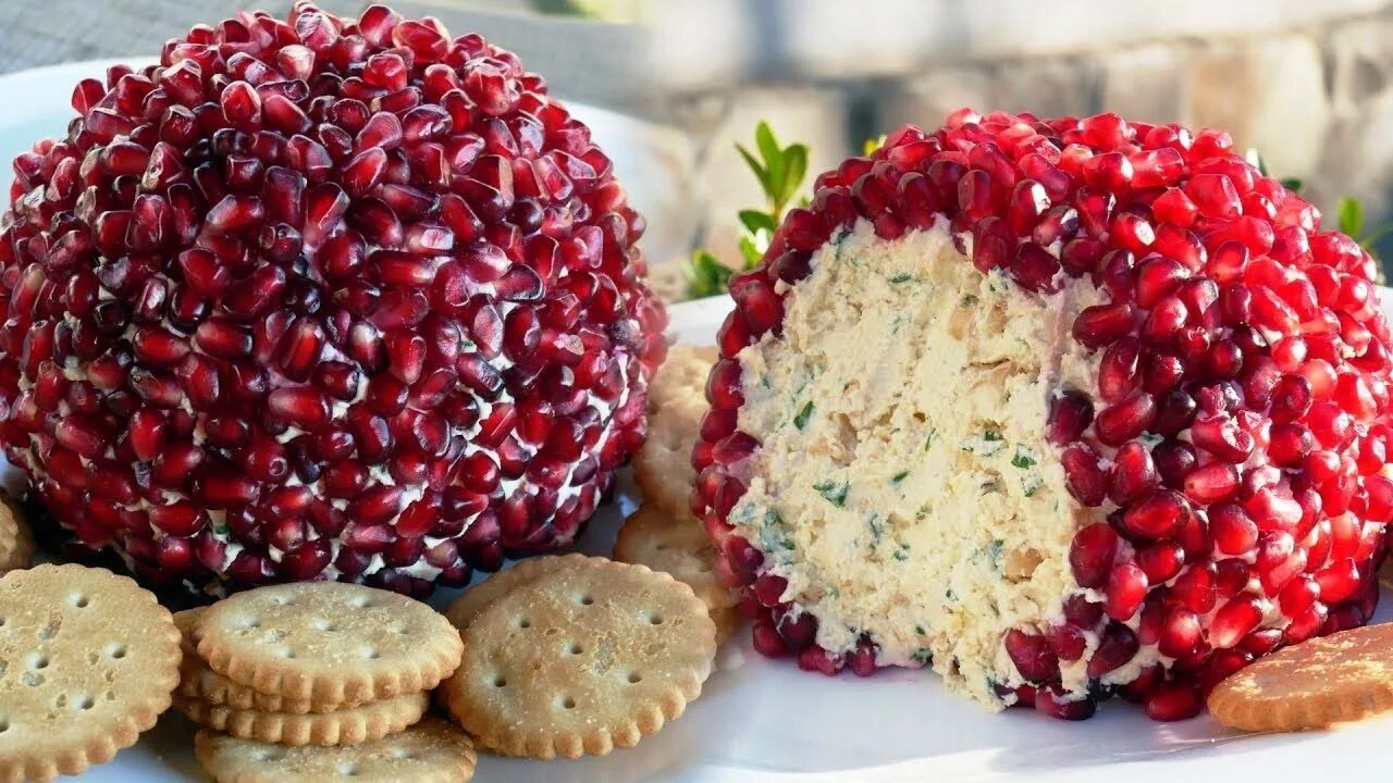 Салат бриллиантовый браслет. Гранатовый браслет салат. Французский салат с гранатом. Салат с гранатом и грецким орехом. Салат с гранатом и копченой курицей.