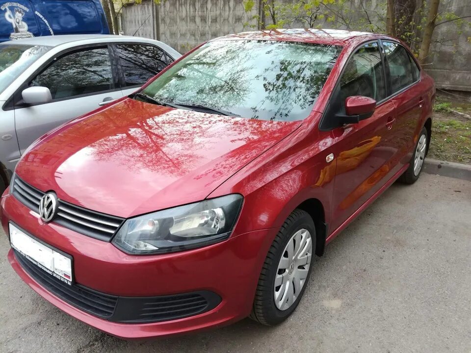 Купить фольксваген в ярославле. Volkswagen Polo sedan красный. Фольксваген поло 2011 красный. Фольксваген поло седан 2012 красный. Красный Фольксваген поло 6.