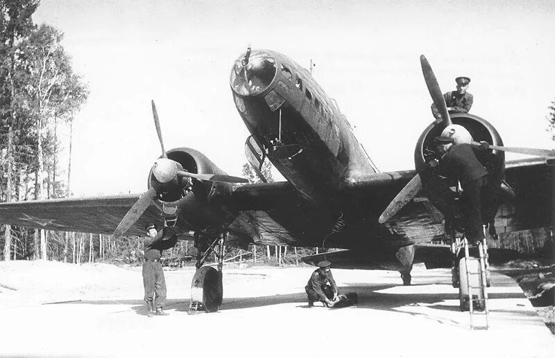 Самолеты бомбившие берлин в 1941. Самолет ил2 вов. Бомбардировка берлина в 1941. Бомбардировки берлина в 1941 году. Бомбардировка берлина 1945.