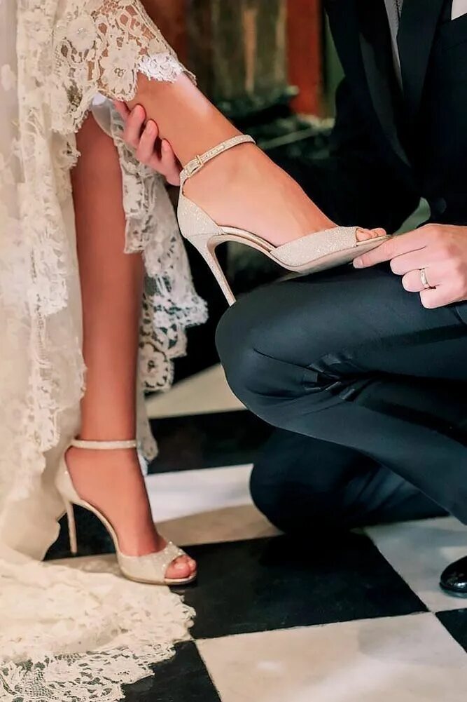 High heels worship. Невеста надевает туфли. Свадебные туфли на ноге. Невеста в неудобных туфлях. Мужчина надевает туфли женщине.