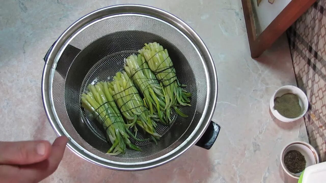 Черемша на мясорубке на зиму. Заготовка черемши впрок. черемша маринованная. черемша в рассоле. хьонк черемша.